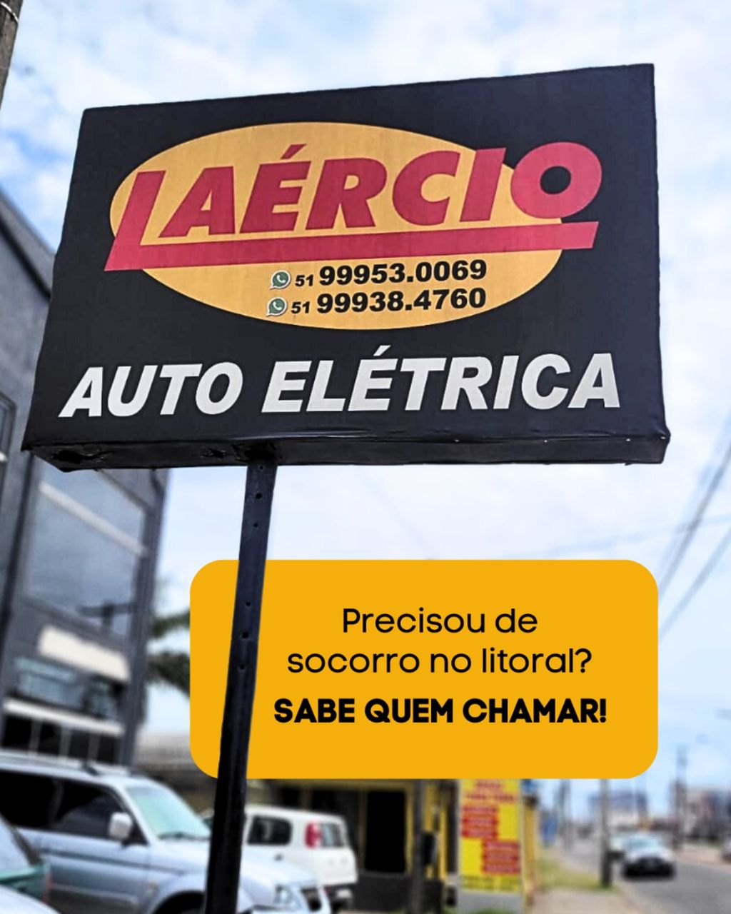 Placa da Auto Elétrica Laércio no litoral com dois números de WhatsApp e a frase “Precisou de socorro no litoral? Sabe quem chamar!”